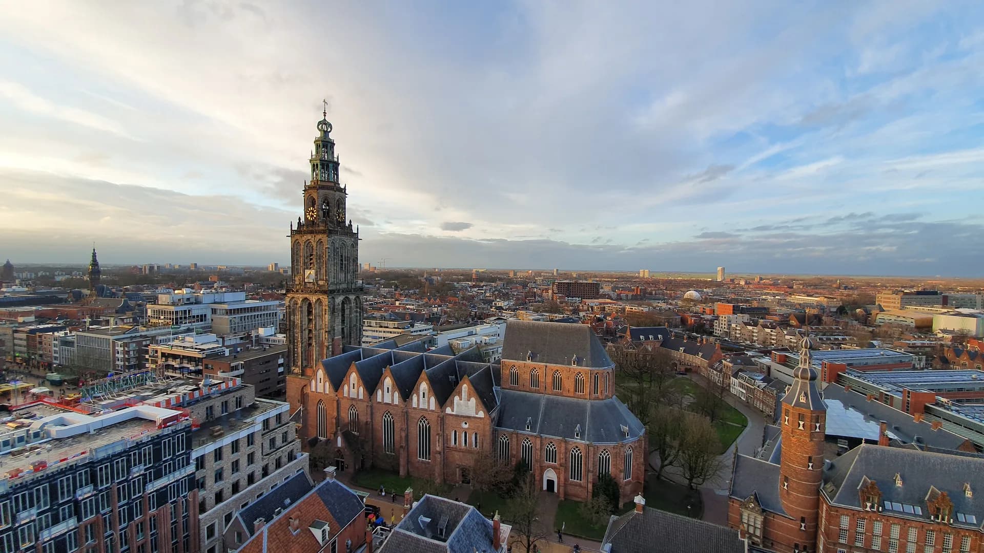Luchtfoto van de stad Groningen met de Martinitoren bij zonsondergang